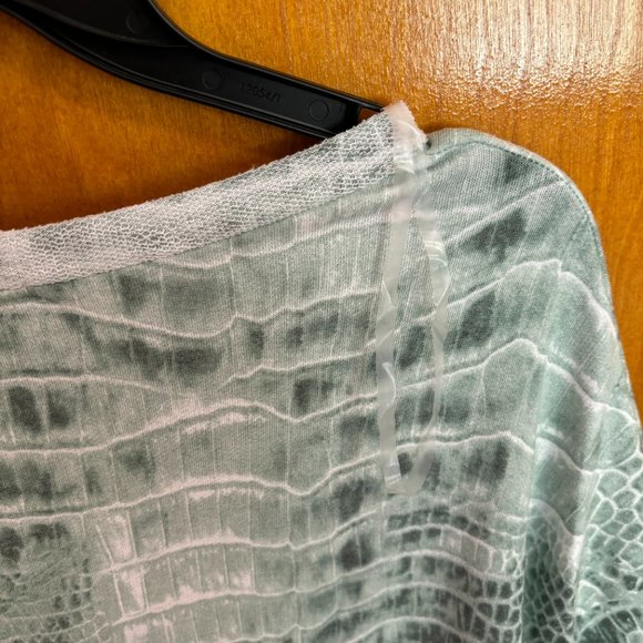 White Birch‎ snake skin top Size Medium Comfy - Picture 8 of 9